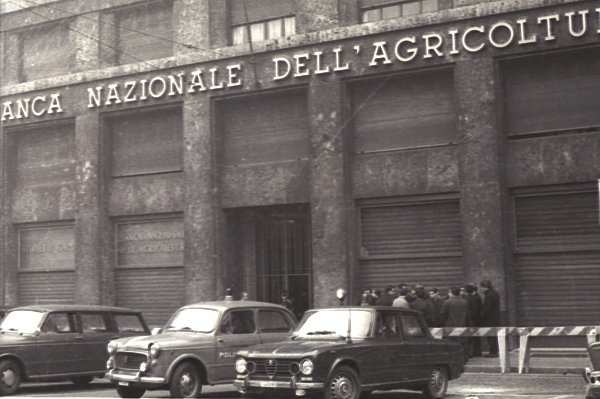 QUARANT’ANNI E NON LI DIMOSTRA !