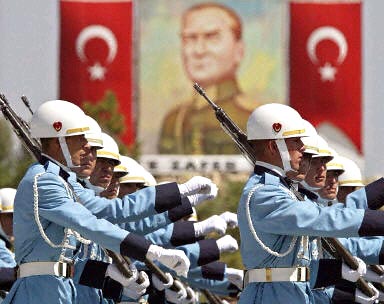 UN MARTELLO CONTRO LA TURCHIA: COME SI COMBATTE