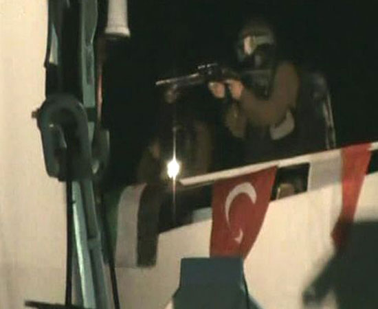 ISRAELE ATTACCA LA FLOTILLA: CARNEFICINA, OMISSIONE DI SOCCORSO, TRADIMENTO DELLA PATRIA