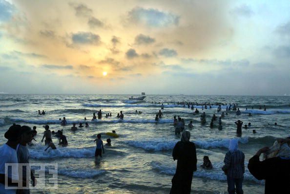 IL VECCHIO RAGAZZO DI GAZA E IL MARE