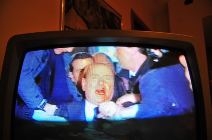 RIESAMINIAMO L'AGGRESSIONE A BERLUSCONI DI UN ANNO FA