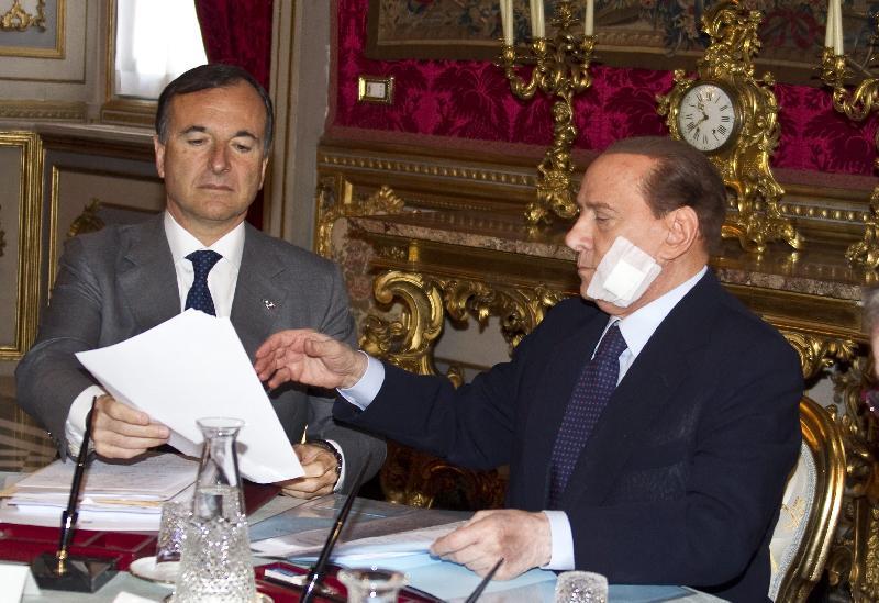 LIBIA - SE A PARIGI BERLUSCONI FA IL MIRACOLO
