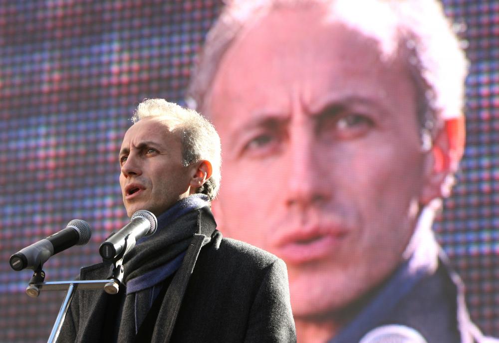 LE BUGIE DI UN USCIERE NEOLIBERISTA