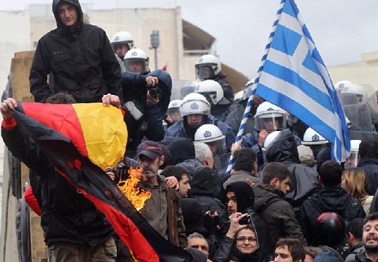 GRECIA, STIPENDI E PENSIONI IN PASTO ALLE BANCHE