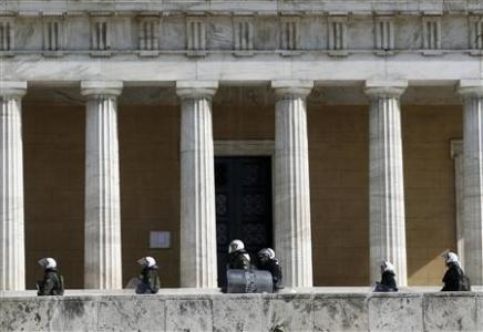 GRECIA PRESA IN OSTAGGIO. OGGI IL VOTO IN PARLAMENTO