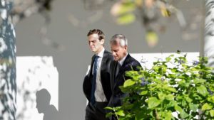 jared-kushner-passeggiate-intorno-alla-casa-bianca-con-il-capo-del-presidente-obama-di-personale-denis-mcdonough