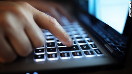 Il peso delle bufale sul web e le difficoltà delle èlite occidentali