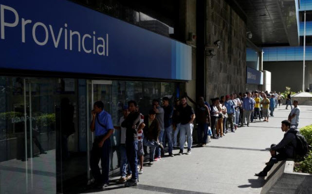 E' IL CAOS TOTALE - Il Venezuela chiude la frontiera con la Colombia per arginare la "mafia" del contrabbando di valuta