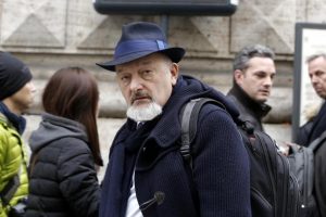 Il padre del premier Matteo Renzi, Tiziano, fotografato a Roma, 23 Dicembre 2014. La procura di Genova ha chiuso le indagini per la vicenda che vedeva coinvolto il padre del premier, Tiziano Renzi, accusato di bancarotta fraudolenta ed ha chiesto l'archiviazione. Il gip decidera' se accoglierla o meno. L'indagine era nata dopo il fallimento della società Chil Post srl, che distribuiva giornali e volantini. ANSA/GIUSEPPE LAMI