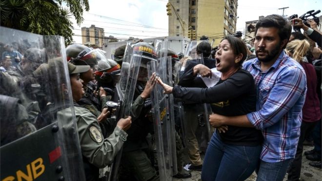 In Venezuela, l'opposizione chiede un intervento militare dopo il golpe della corte suprema