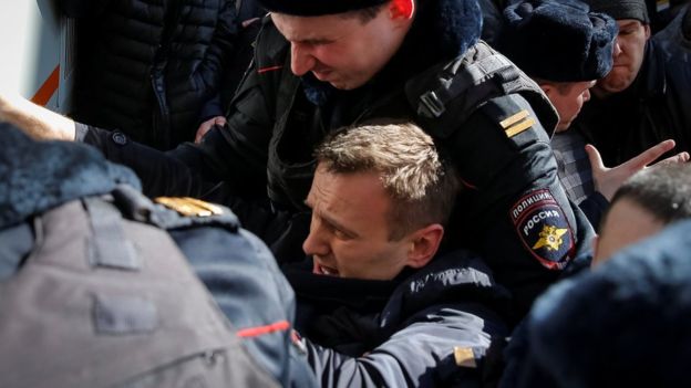 Navalny democratico made in USA (Come funziona la tecnica delle rivoluzioni colorate)