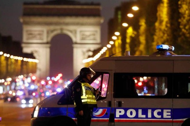 Attacchi sugli Champs-Élysées: tempismo perfetto, per qualcuno