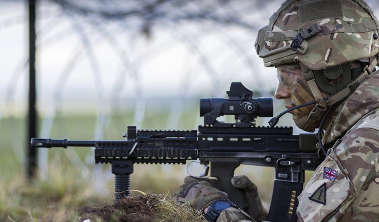 Il Regno Unito schiera l'esercito contro il terrorismo, la May avverte: "Altri attacchi imminenti"