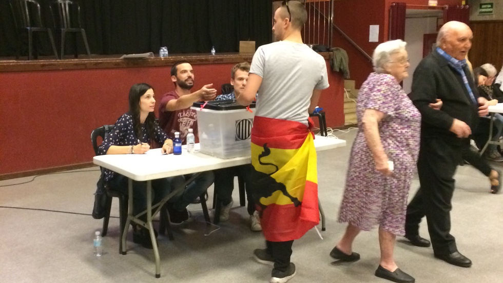 "Certo, che faccia quello che vuole" (Un giovane di Lleida vota tra gli applausi con una bandiera spagnola)