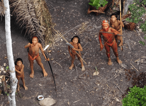 Tribù indigene (mai contattate) continuano ad essere massacrate in Amazzonia