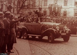 Adolf Hitler saluta le folle dalla sua auto Mercedes