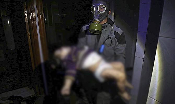La ricerca della verità tra le macerie di Douma e i dubbi di un medico sull'attacco chimico