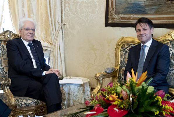 Fino all’altro giorno, metà governo Conte avrebbe sottoscritto le parole di Juncker. E adesso, auguri
