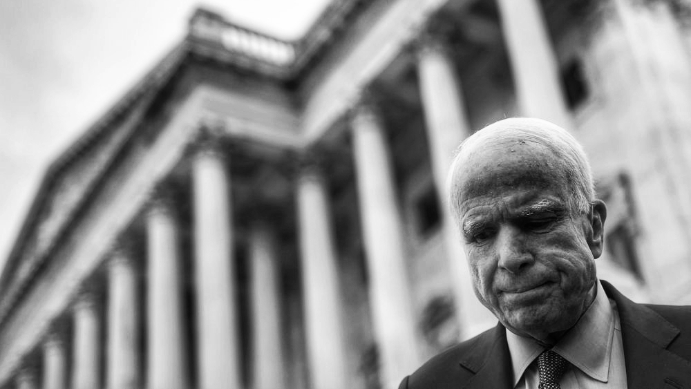 L’eroe guerrafondaio di tutti i mondi non c’è più! Lunga vita a John McCain