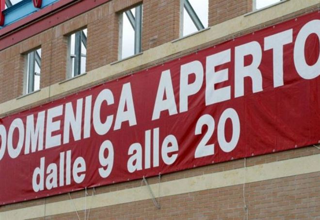 Chi lavora nei festivi? Un esercito di precari senza diritti e paga