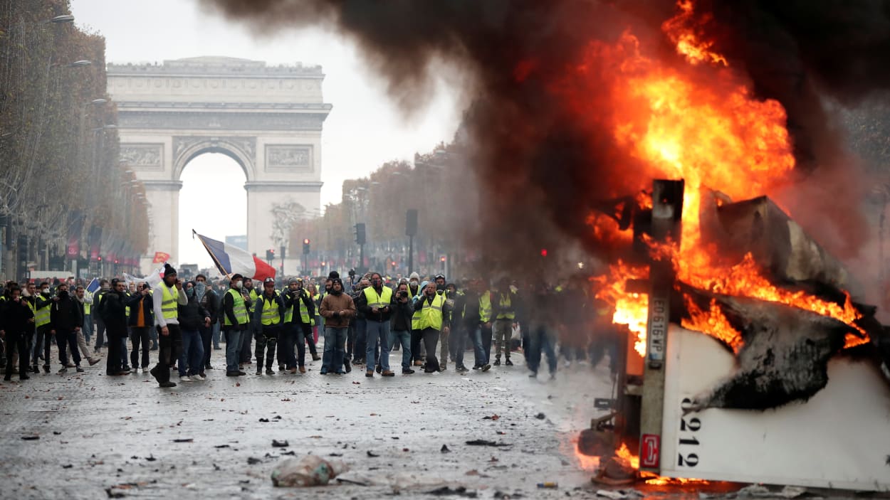 Ombre della rivoluzione del 1789 nelle proteste per il carburante in Francia