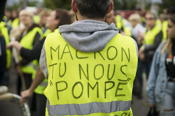 Oggi non c’è più destra e sinistra: solo le persone sono contro l’élite. I “giubbotti gialli” stanno creando una nuova storia politica, una nuova ideologia.