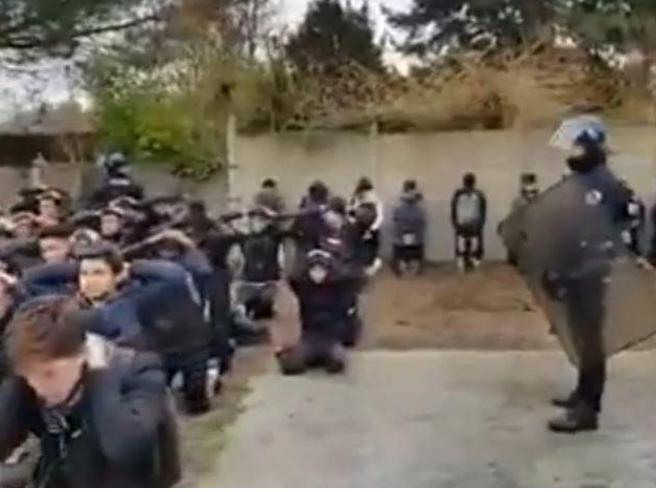 Ecco come la polizia francese agli ordini di Macron e del suo Ministro degli interni Castaner tratta gli studenti