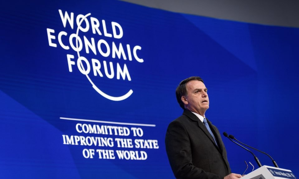 A Davos il brasiliano Bolsonaro canta una canzone di umana follia