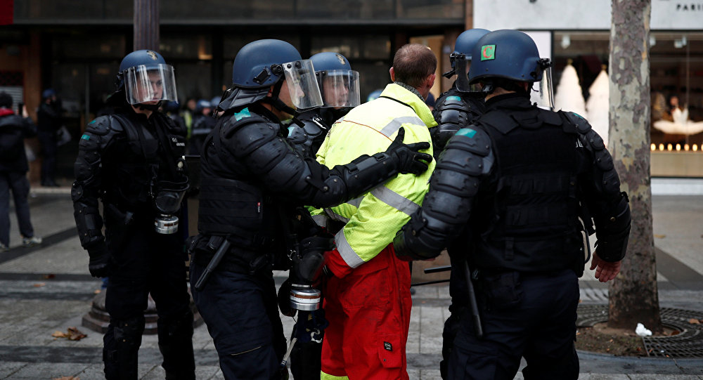 L'esercito francese è stato autorizzato a sparare ai "gilet gialli"