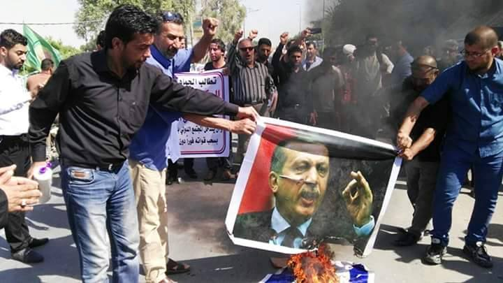 I ‘ribelli’ siriani si sentono abbandonati – Bruciano le immagini del ‘traditore’ Erdogan