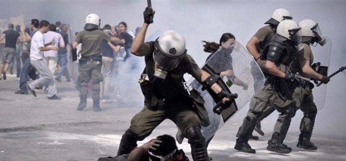 Grecia: la caccia ai giovani ribelli è aperta