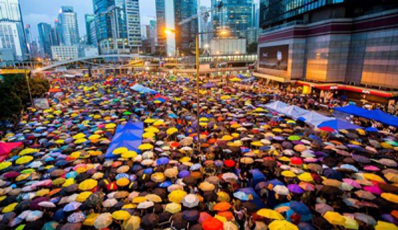 Parigi, "i sabati dei Gilet jaunes", Hong Kong e i "sabati degli ombrelli". Vive la difference, madame Mogherini (ameremmo però capire quale)