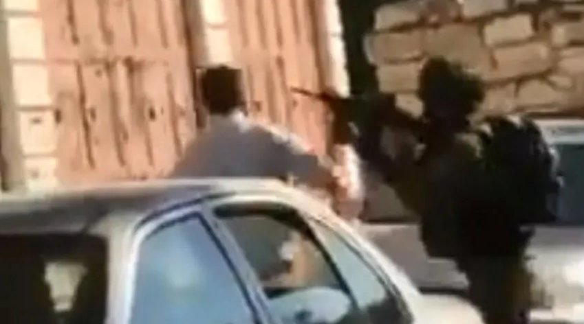 I soldati israeliani attaccano un padre palestinese con il figlio. Guardate e piangete