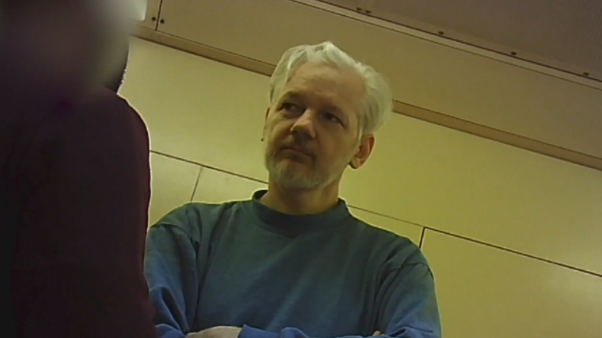 Jullian Assange punito per aver smascherato i crimini dei governi ora rischia la morte in carcere