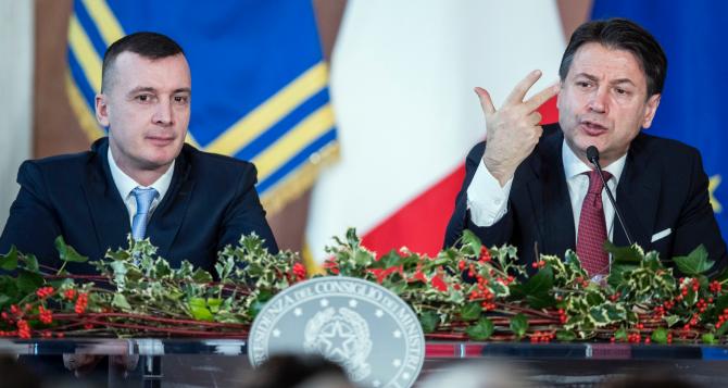 Fuori un ministro, dentro due mossa degna della Dc di Fanfani