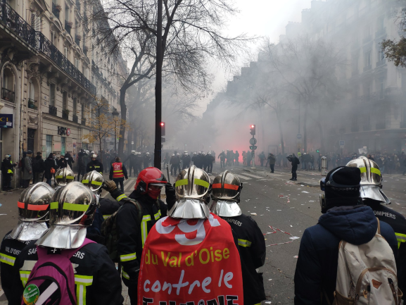 Parigi: i pompieri respingono la polizia e rompono la trappola in Place de la République