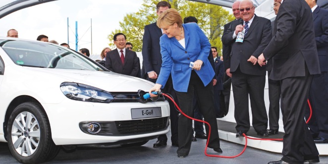 Angela Merkel carica wolkswagen golf elettrica