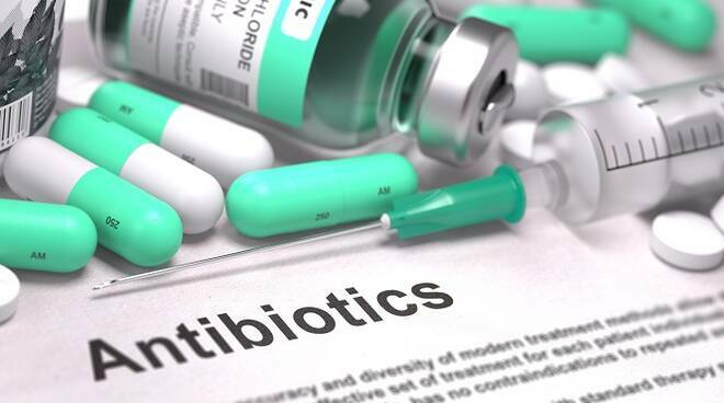 Coronavirus, aver preso troppi antibiotici potrebbe spiegare perché in Italia si muore di più
