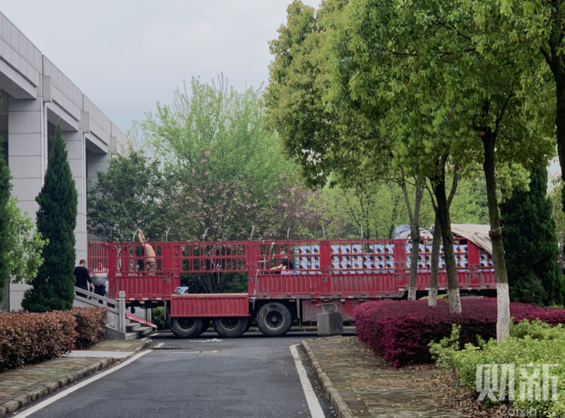 Pile di urne a Wuhan pongono nuove domande sul bilancio delle vittime