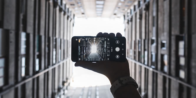 La famosa app che ti traccia il virus. Col grafene. Quantistico. Della AI. Perchè non funzionerà