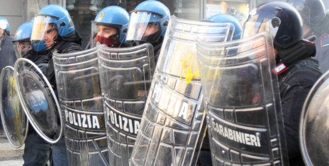 Finalmente, era tempo. Esasperati, immiseriti, imbufaliti oltre ogni limite, scenderemo in piazza per fare la rivoluzione