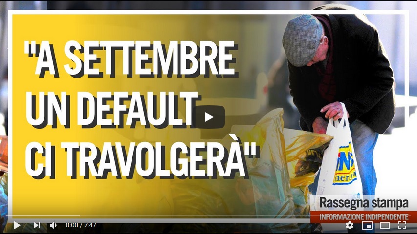 anziano che cerca nella spazzatura