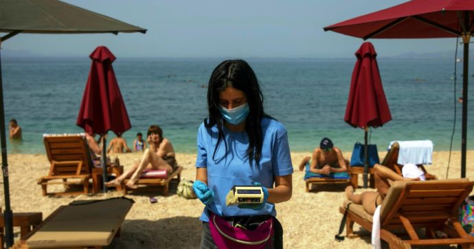 Il paradosso greco: «chiudere» Mykonos per non perdere la deroga di acquisto Bce