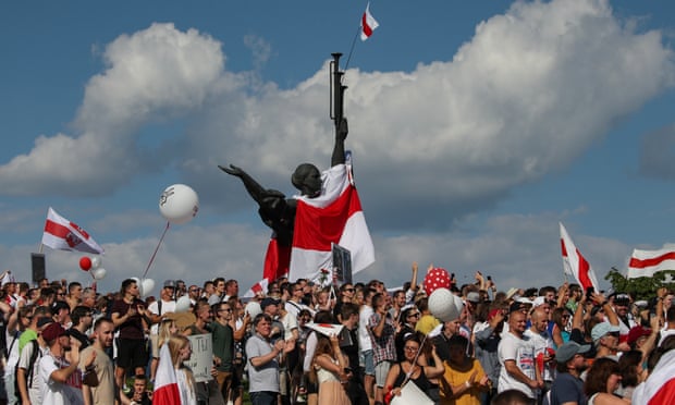 A decine di migliaia si riuniscono a Minsk per la più grande protesta nella storia della Bielorussia