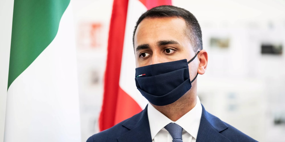 Di Maio mascherina nera bandiera tricolora