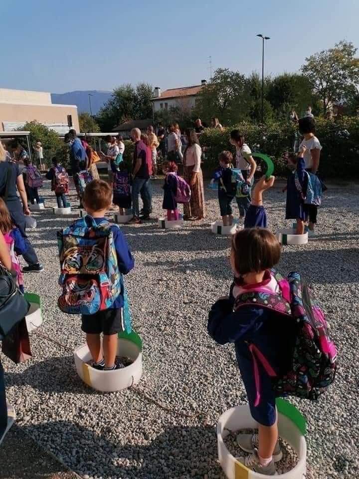 Bambino starnutisce a scuola, tutti in quarantena