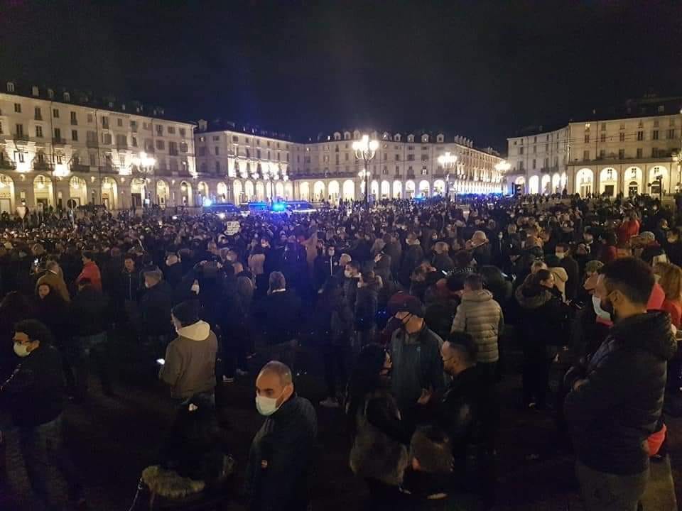Manifestazioni a Torino: La Piazza Violenta che Scredita la Piazza Pacifica.