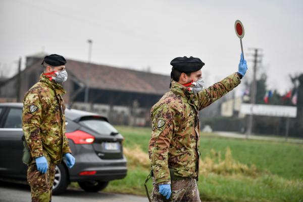 Covid, assumere più personale sanitario? Ma no, basta l'esercito in strada