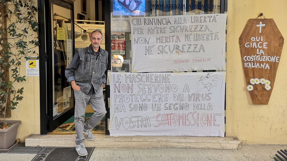 "È vietato entrare con la mascherina nella mia agenzia"