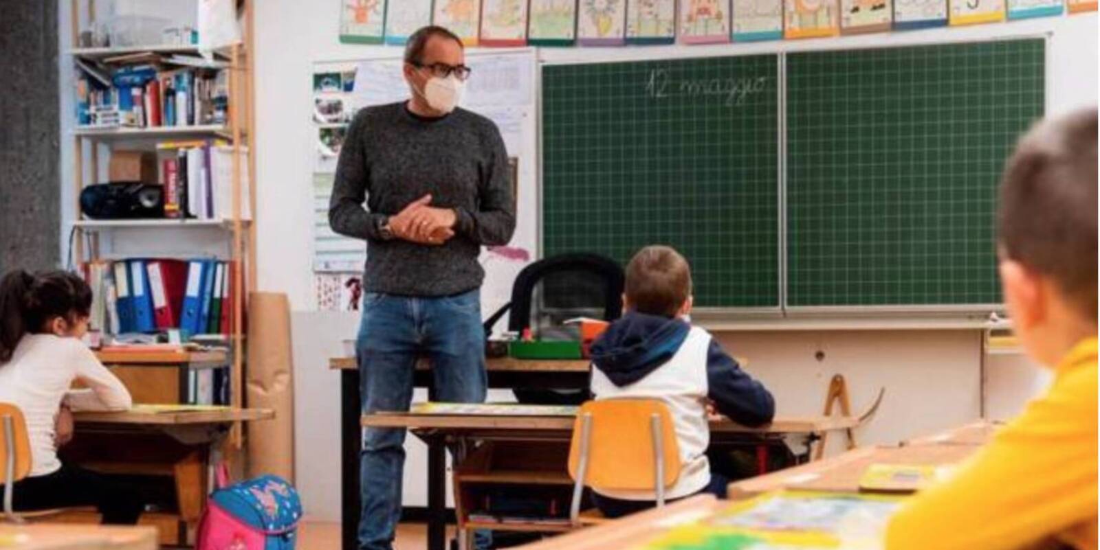 Il professore pericoloso ad ore alterne: negativo al tampone, può insegnare a scuola ma diventa “untore” se va a fare la spesa